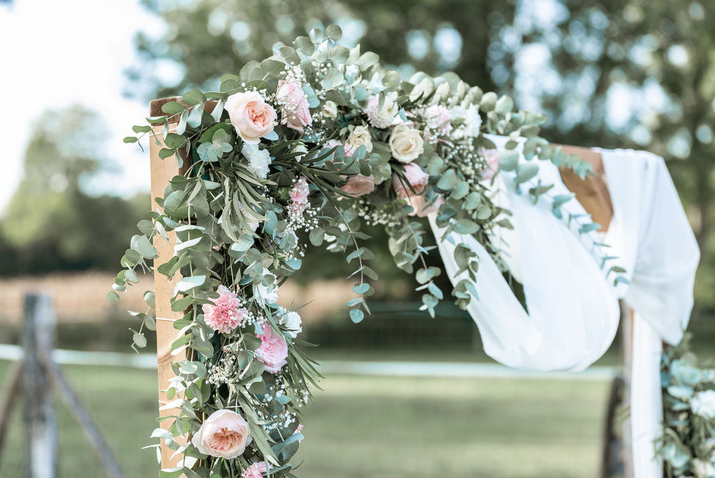 fleurs cérémonie arche