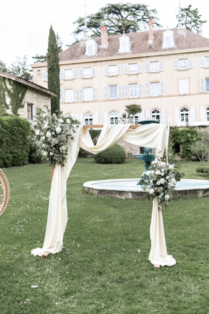 arche cérémonie naturelle blanc et vert sauge, fleuriste lyon