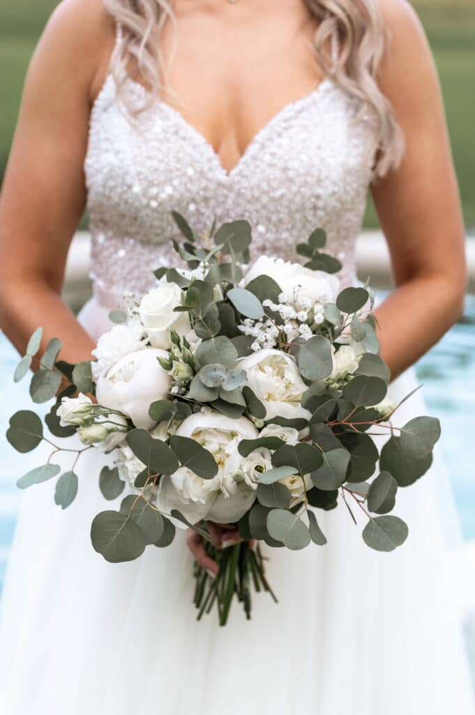bouquet de mariée blanc et végétale fleuriste mariage lyon